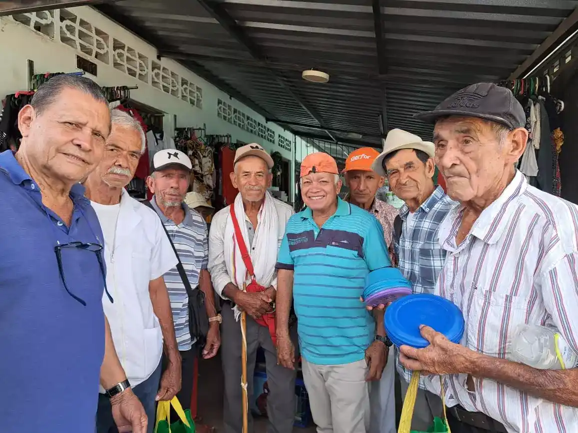 Abuelos en el comedor comunitario
